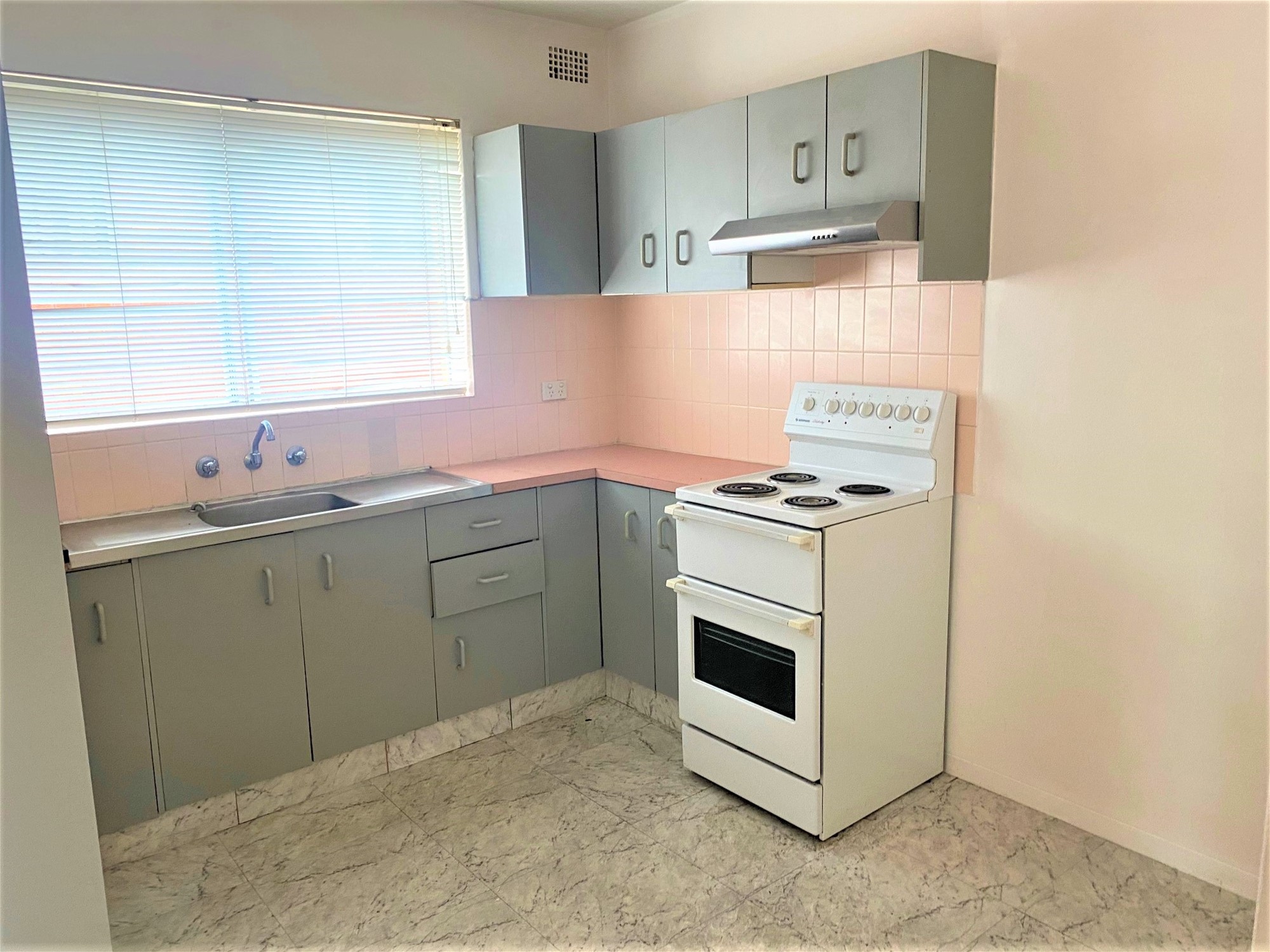Recently Renovated 2 Bedroom Unit, only a minutes away from Wiley Park Station