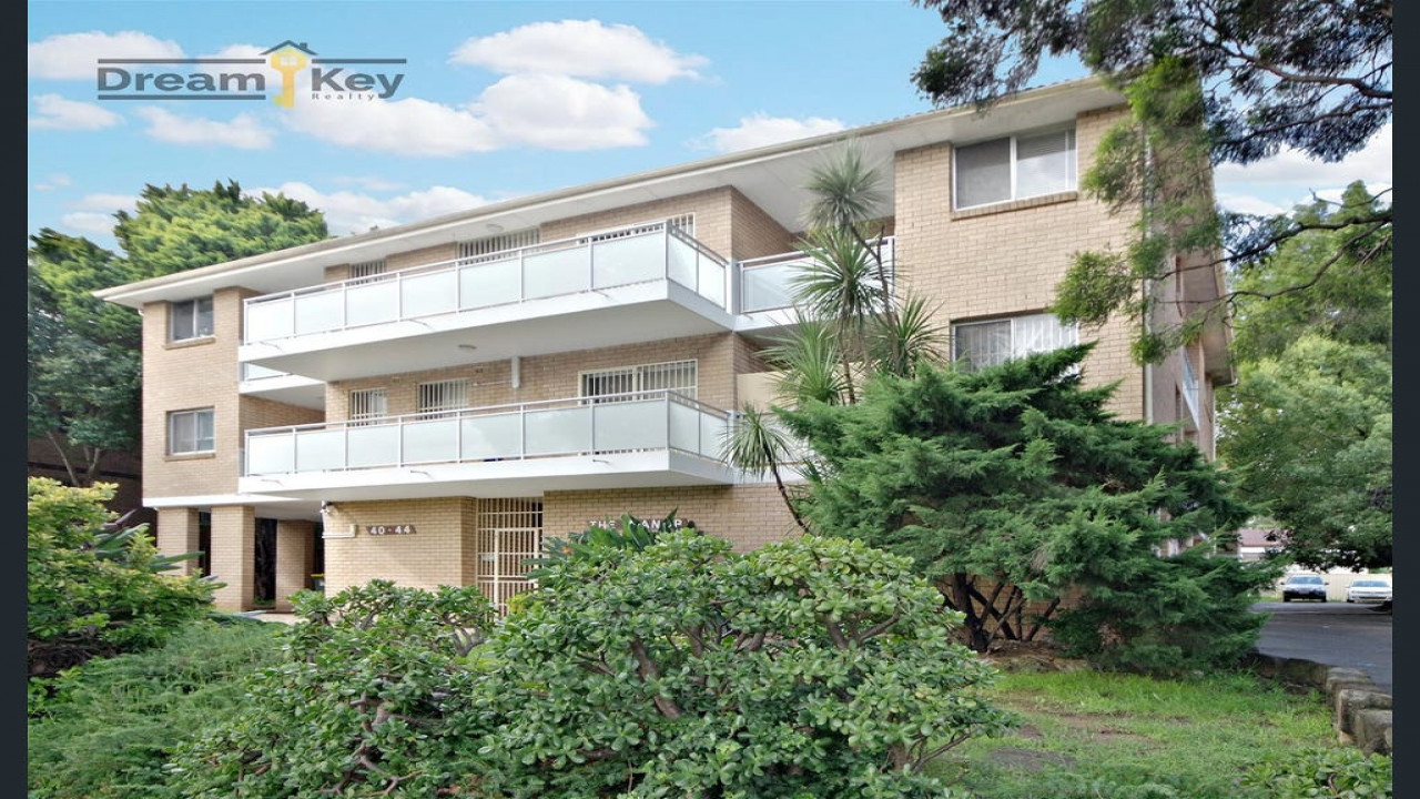 A RARE GEM IN WILEY PARK; XXL SIZED APARTMENT