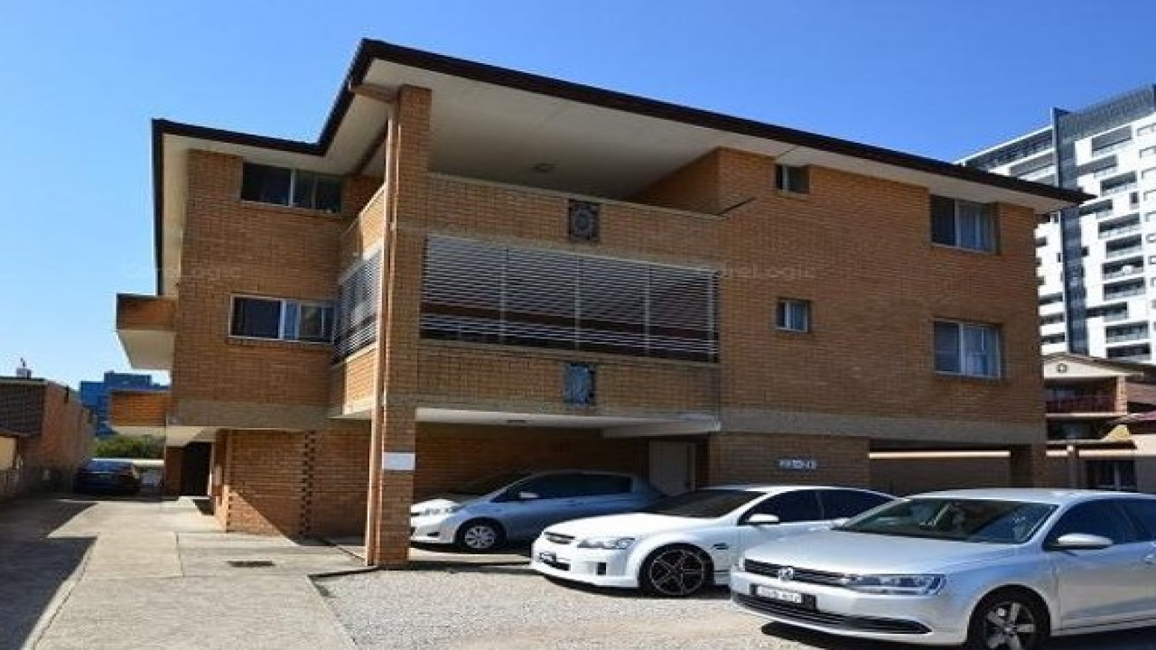LARGE 2 BEDROOM APARTMENT, SHORT WALK TO PARRAMATTA AND HARRIS PARK STATION!!!